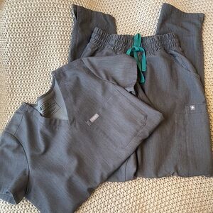 Women’s FIGS scrubs high waisted yola and Catarina one pocket scrub top XXS